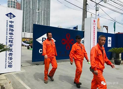 中国助力菲律宾实施许多民生项目。这是正在建设中的中国经援两座桥项目，有助于缓解首都马尼拉的拥堵难题。（图片来源：中央广播电视总台央视新闻）